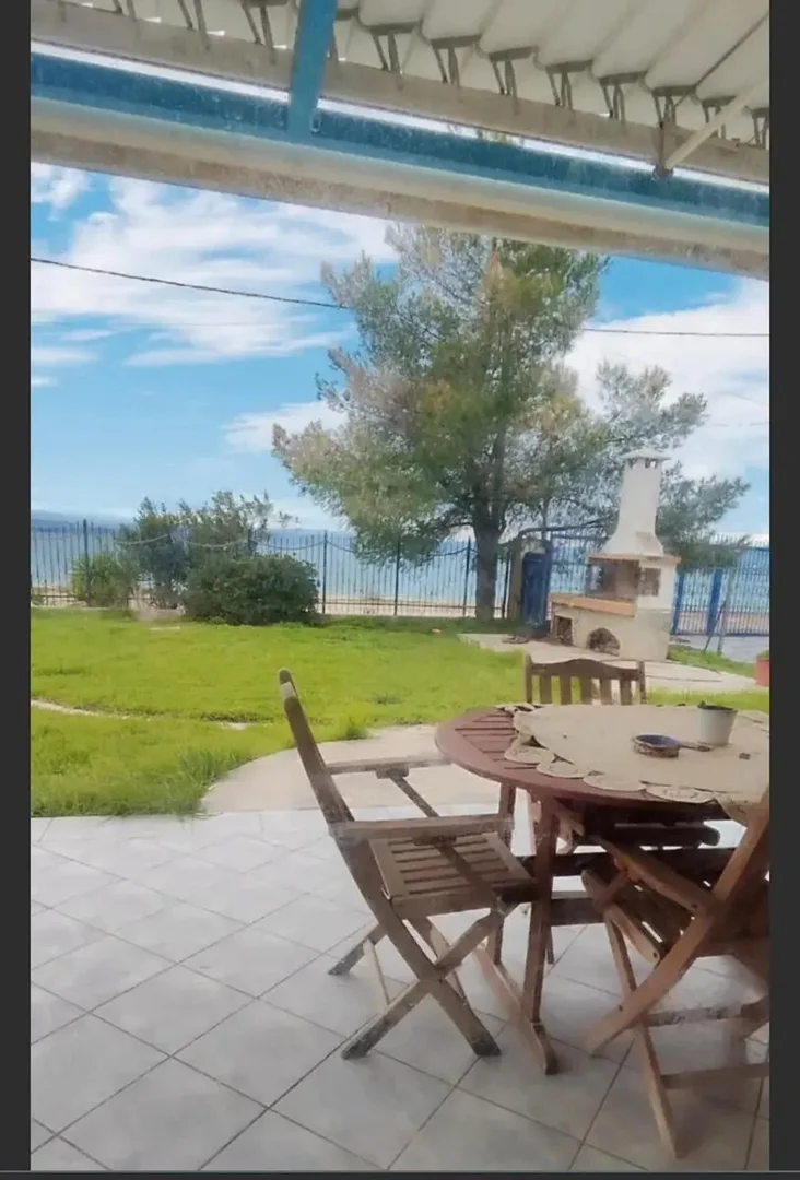 1 - vente maison pieds dans l'eau erétria grèce centrale grèce