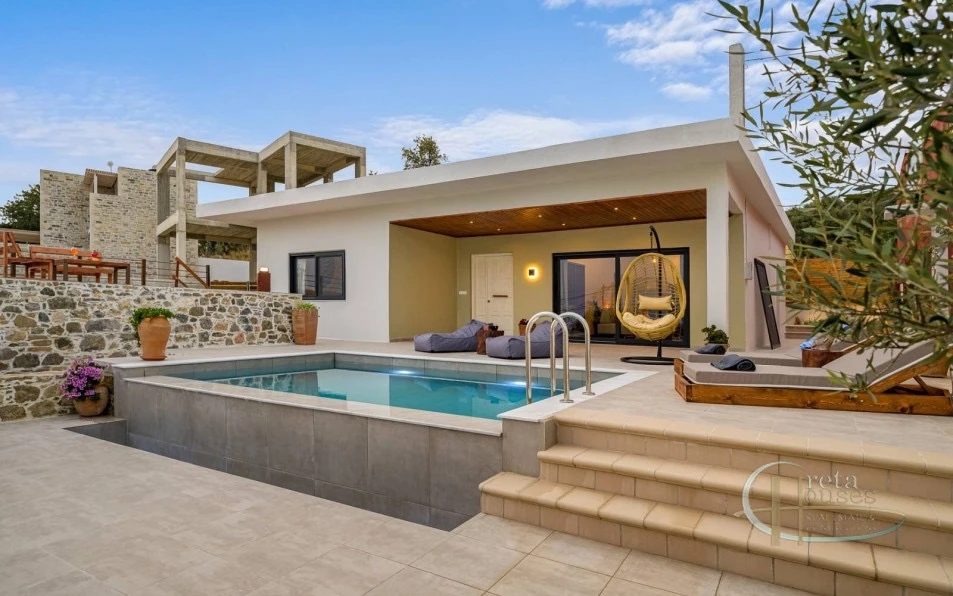 2 bedroom house with swimming pool