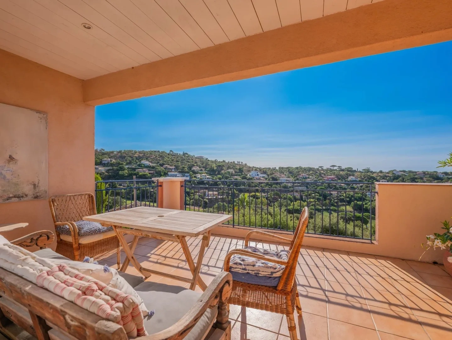 1 - verkoop appartement uitzicht op zee sainte-maxime var frankrijk