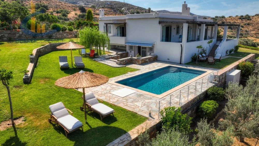 Maison pieds dans l'eau avec piscine