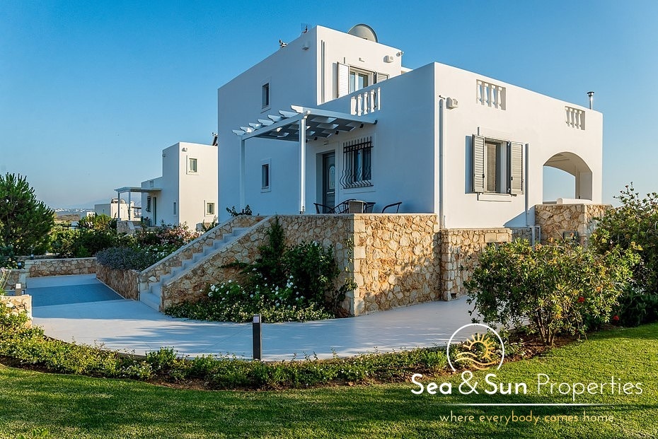 4 bedroom sea view house with swimming pool