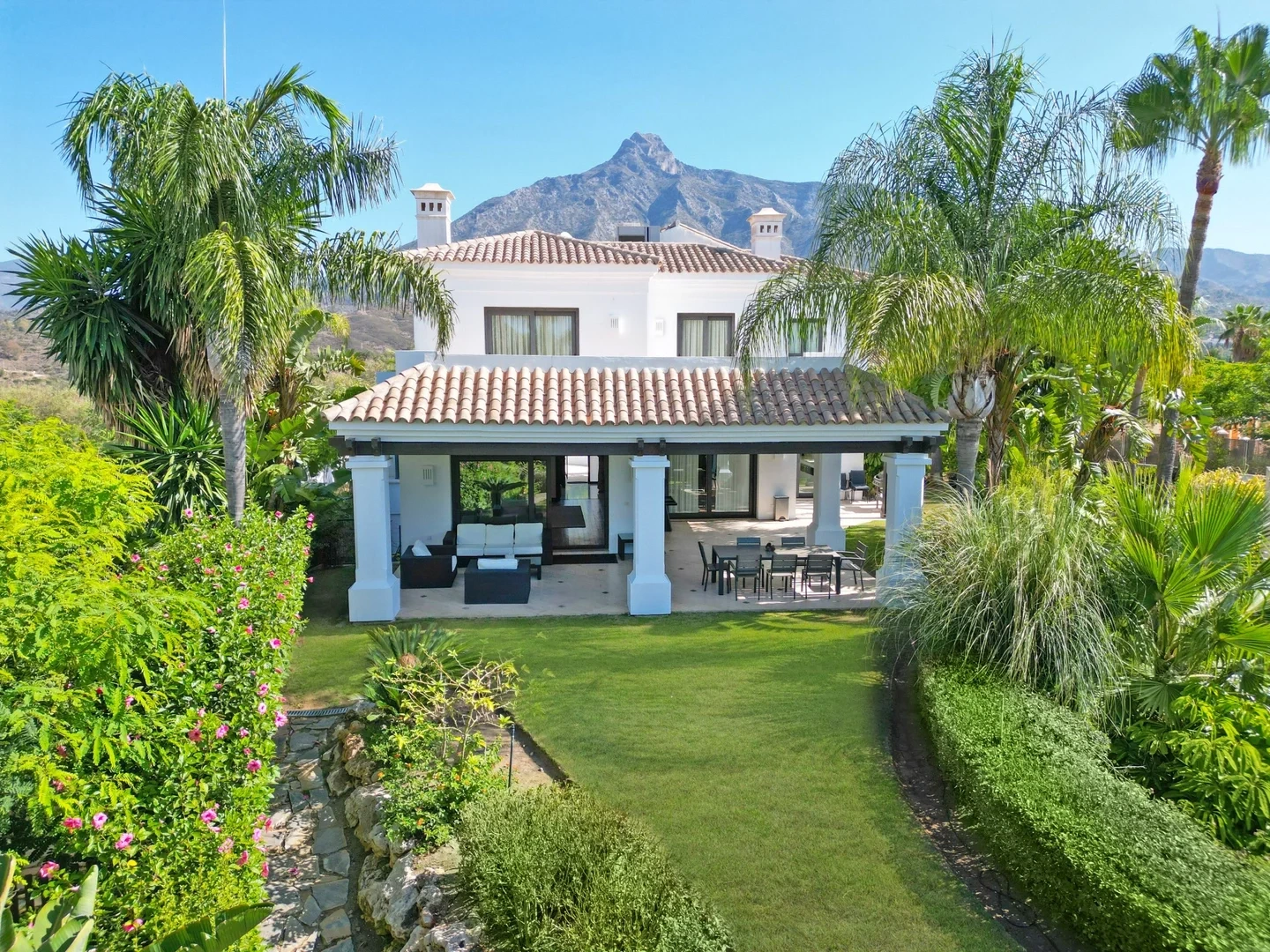 Casa vista al mar con piscina