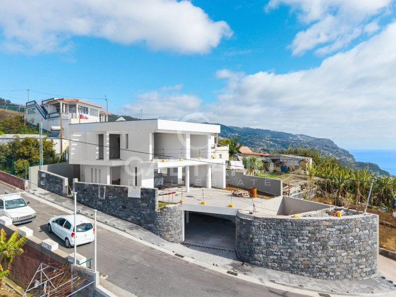 4 bedroom waterfront house with swimming pool