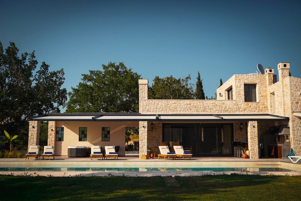 Casa vista al mar con piscina