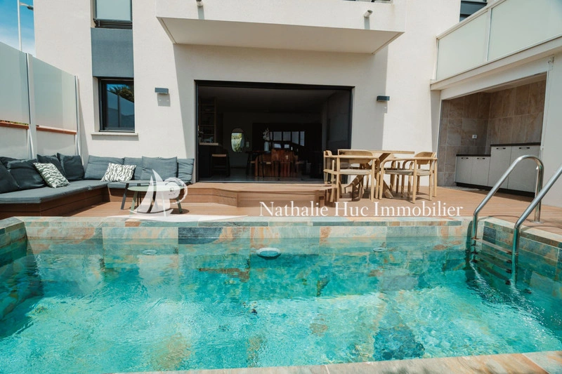 Casa vista de mar com piscina