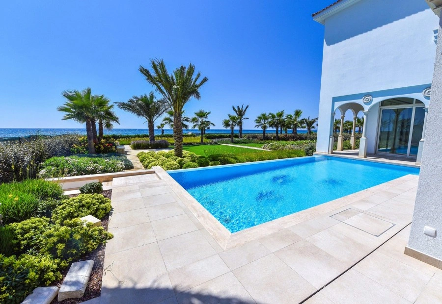 1 - vente villa pieds dans l'eau larnaca larnaca chypre