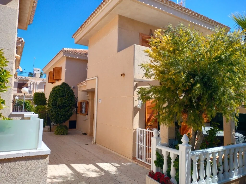 Casa vista al mar con piscina