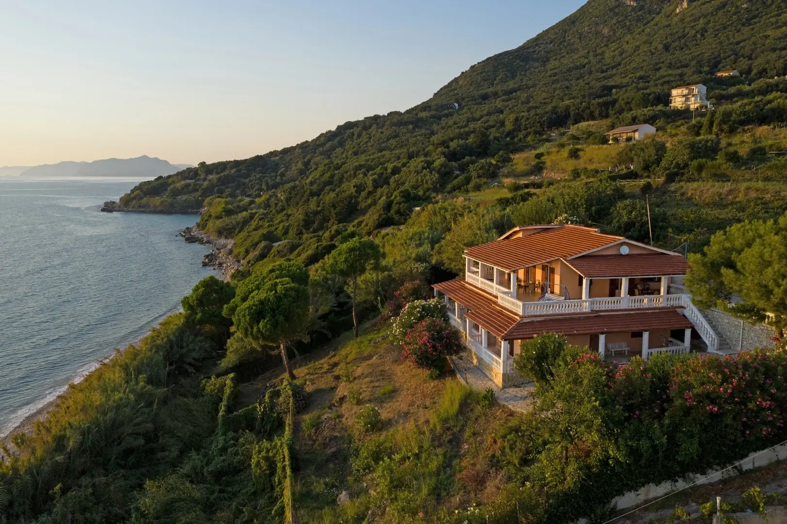 2 - vente maison pieds dans l'eau paramonas îles ioniennes grèce
