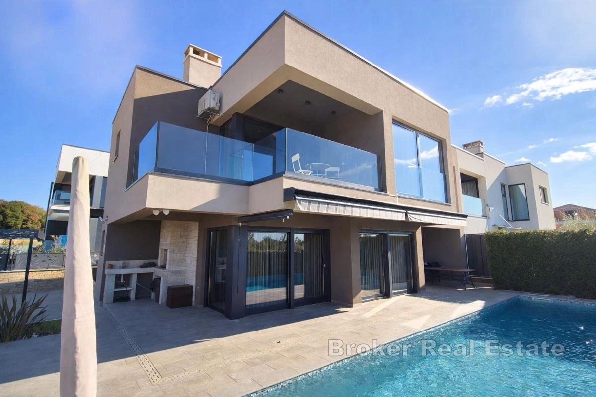 Casa vista al mar con piscina