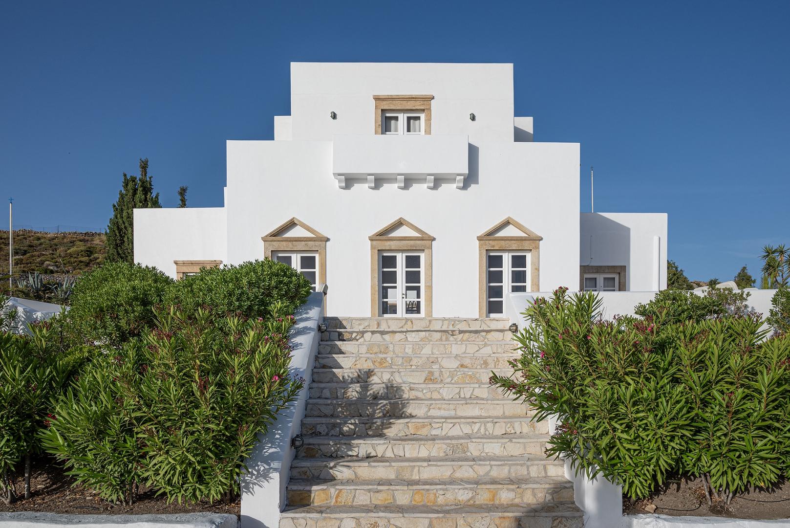 Close to beach houses for sale in Patmos | Meretdemeures.com, image size:1617x1080