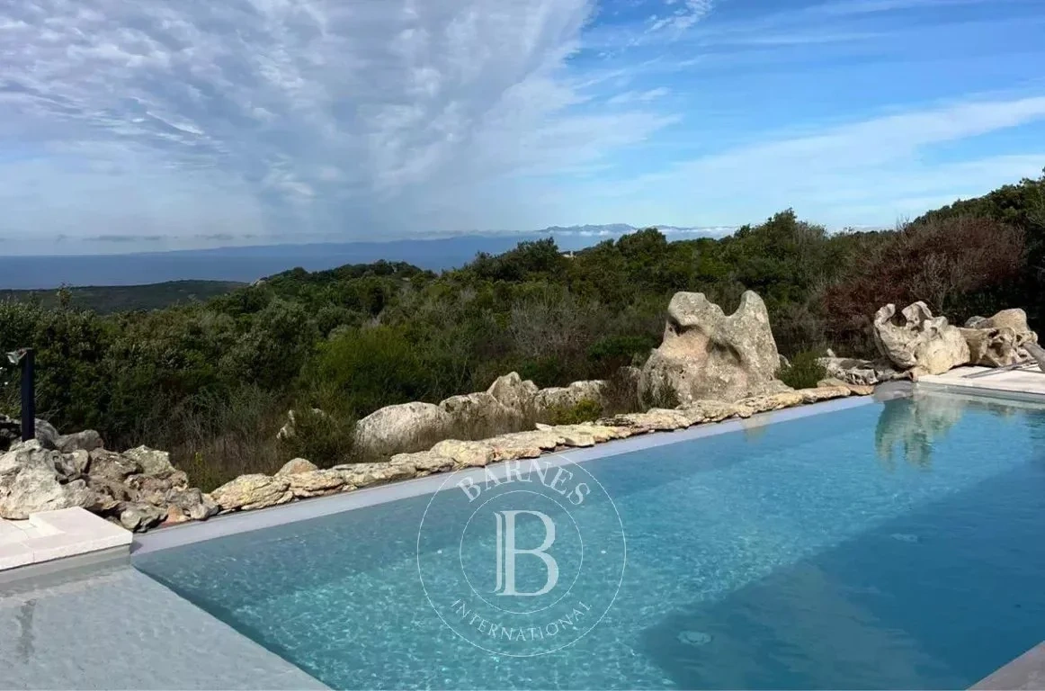 2 bedroom sea view house with swimming pool