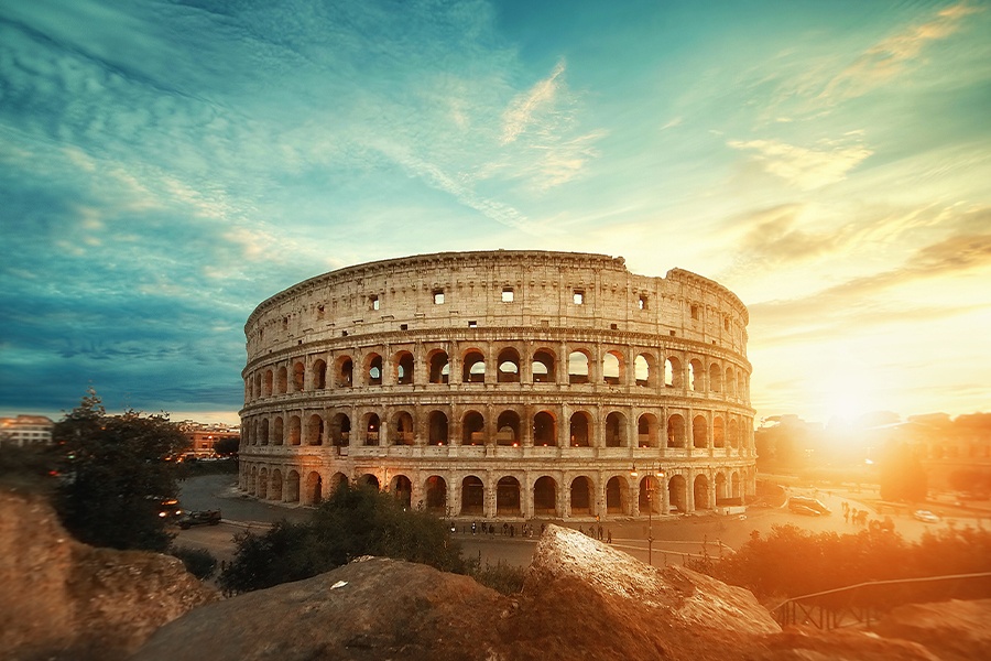 View of the Colosseum in Roma, Italy - Freepik