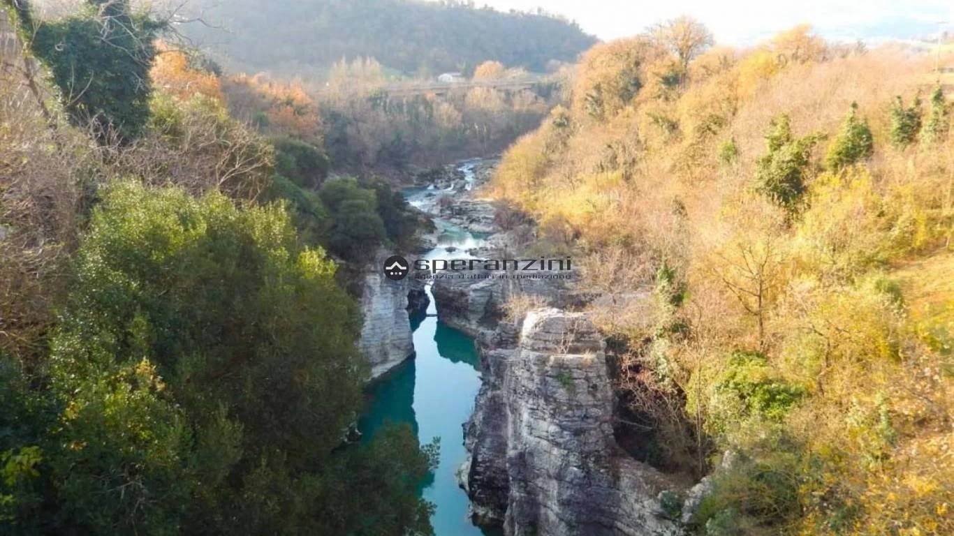 2 - venda espaço comercial fossombrone marcas itália