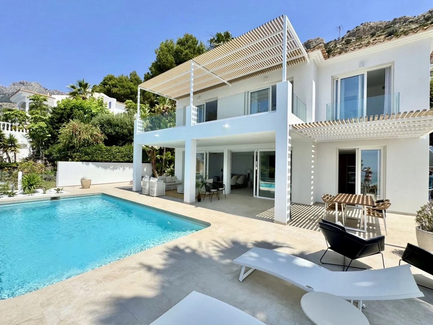 Casa vista al mar con piscina