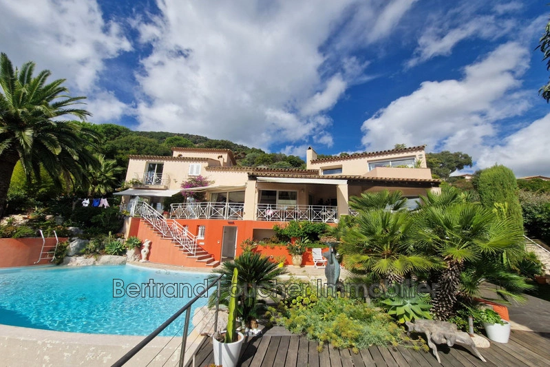 Casa vista de mar com piscina