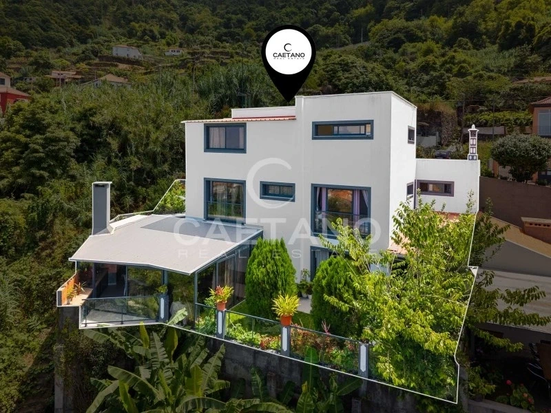 4 bedroom sea view house