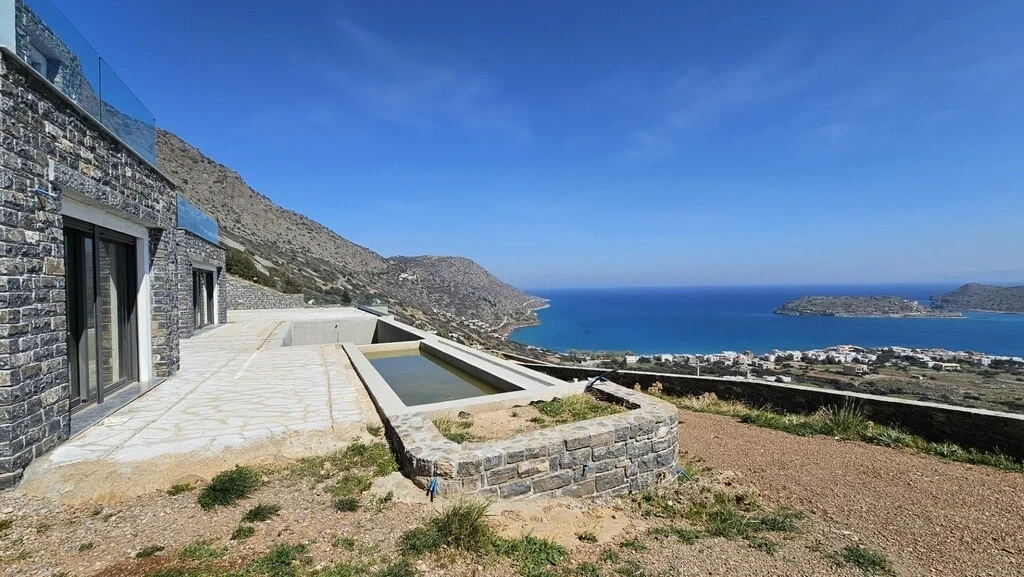 2 bedroom sea view house with swimming pool