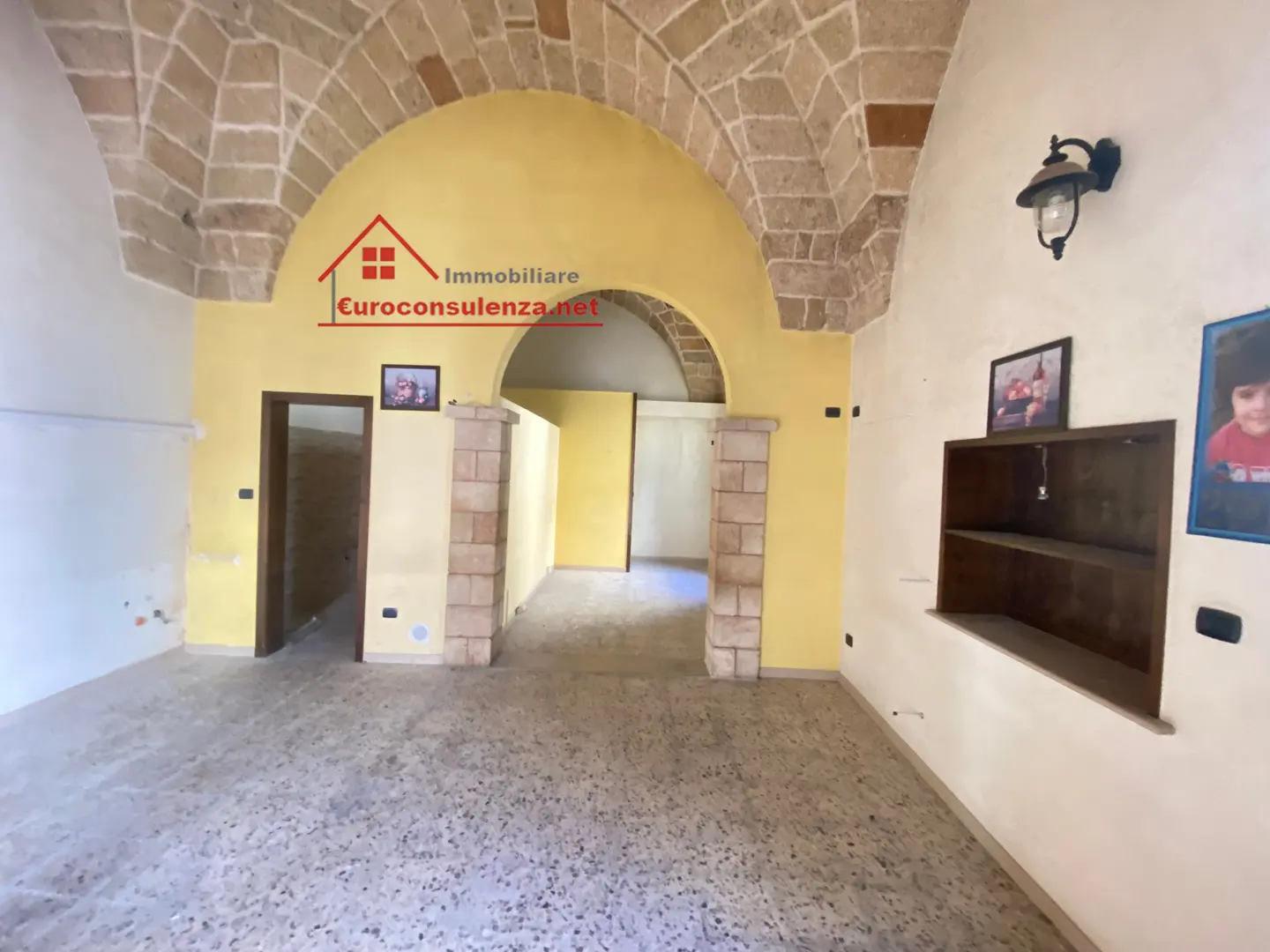 2 - venda espaço comercial melissano apulia itália