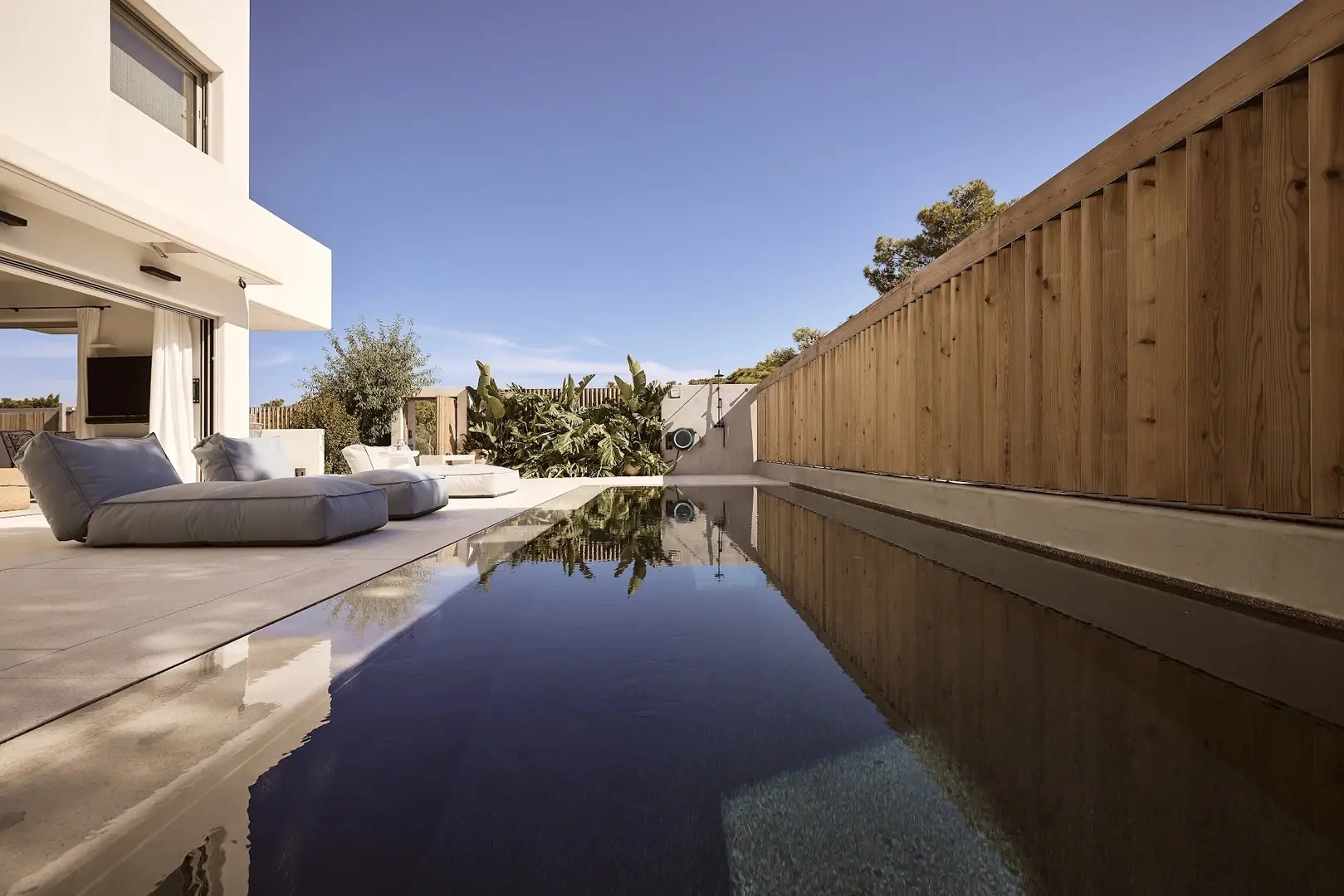 Maison pieds dans l'eau avec piscine