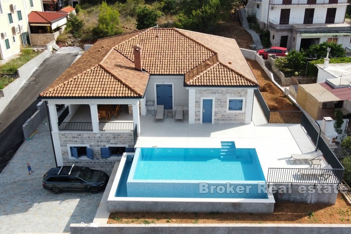 Casa vista al mar con piscina