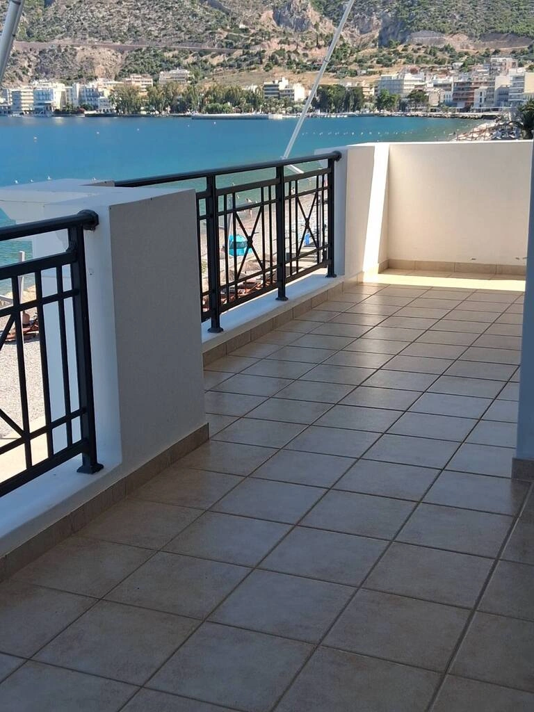 2 - vente appartement pieds dans l'eau loutráki crète grèce