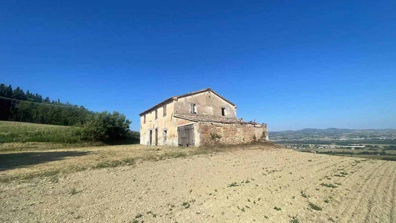 2 - estate for sale in terre roveresche the marches italy