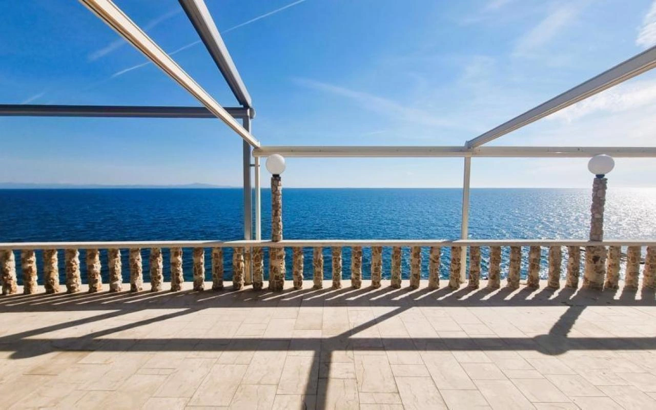 2 - venda espaço comercial frente ao mar hvar split-dalmácia croácia