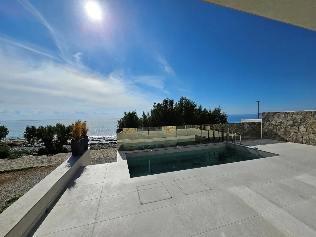 2 - vente maison pieds dans l'eau koutsourás crète grèce