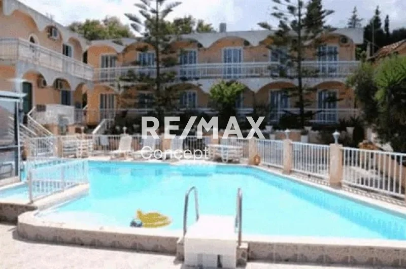 Stabile vista mare con 17 camere
