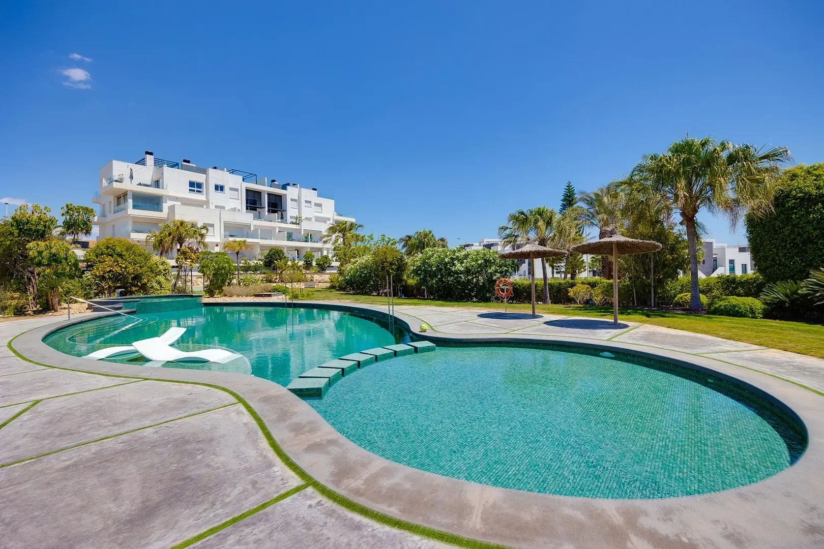 Apartamento vista de mar com piscina