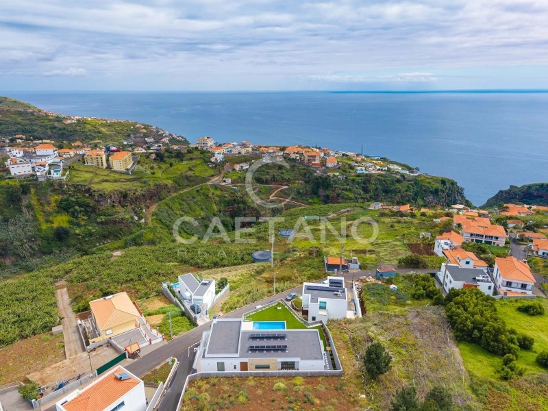 3 bedroom waterfront house with swimming pool