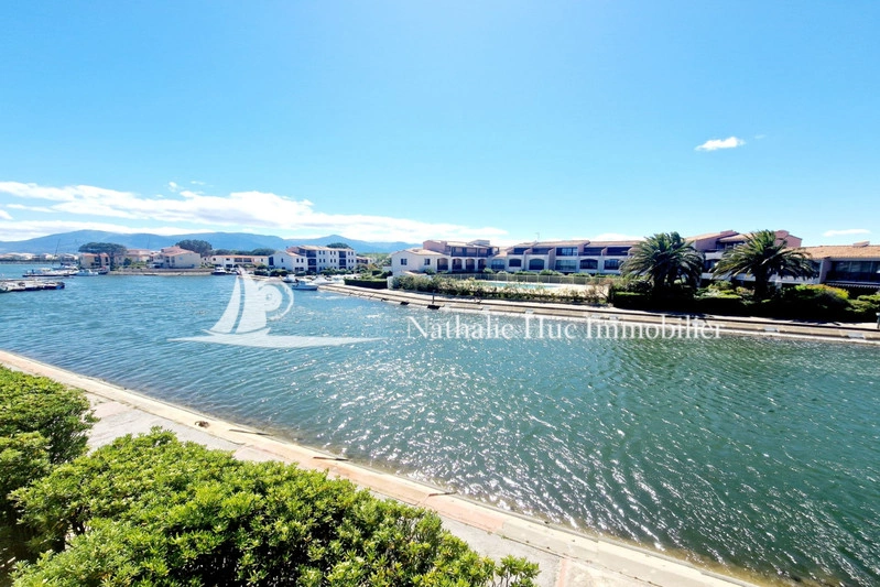 Apartamento vista de mar com piscina