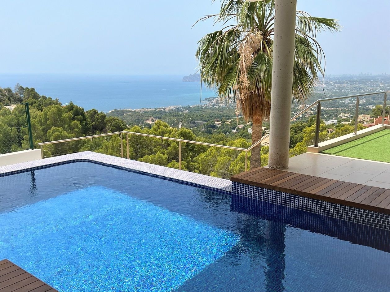 Casa vista al mar con piscina