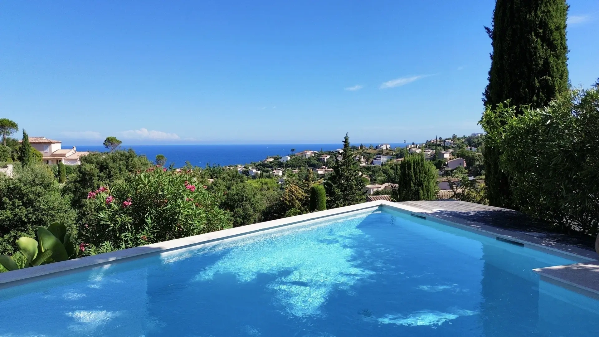 Casa vista al mar con piscina