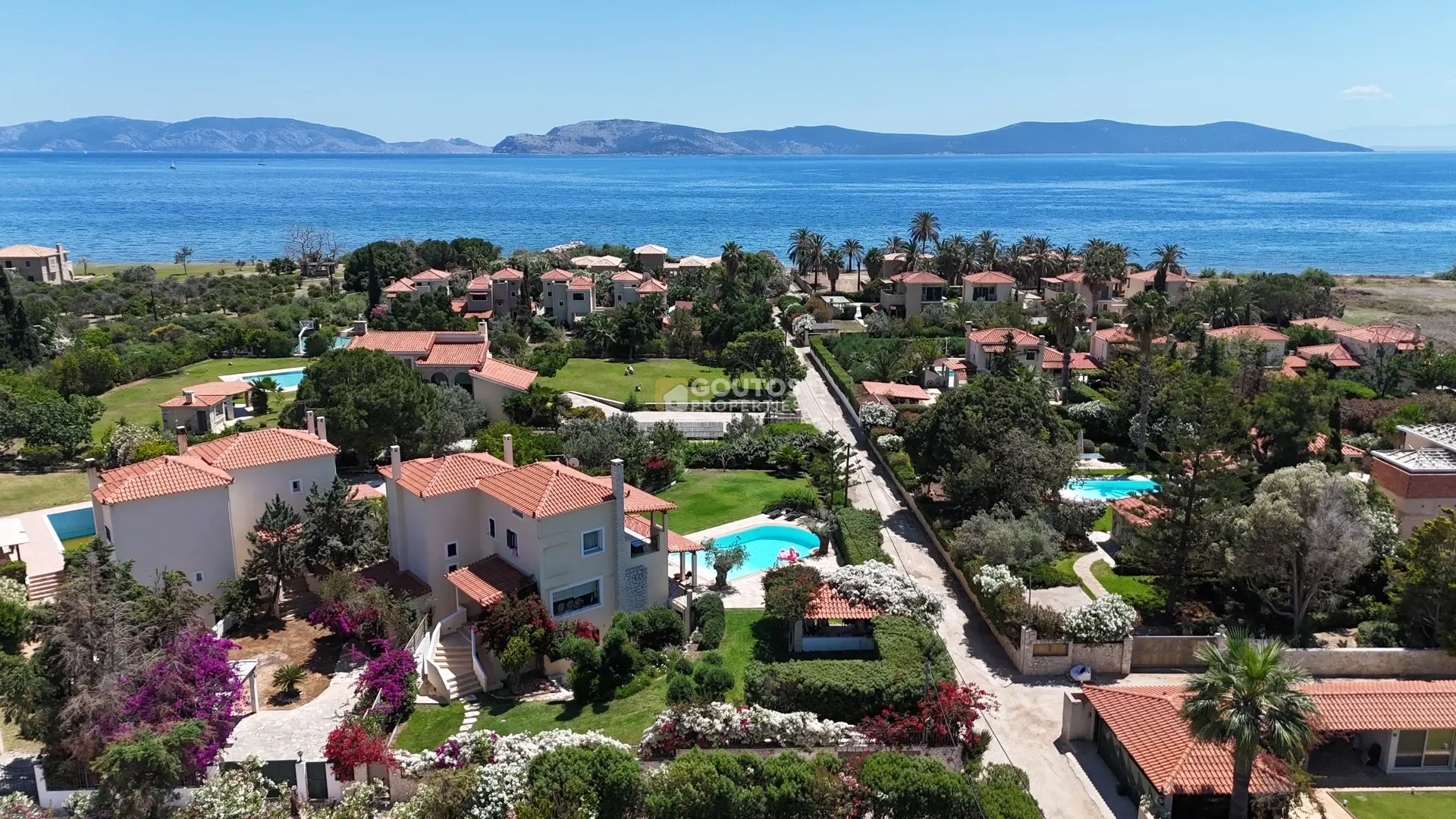 Casa vista al mar con piscina