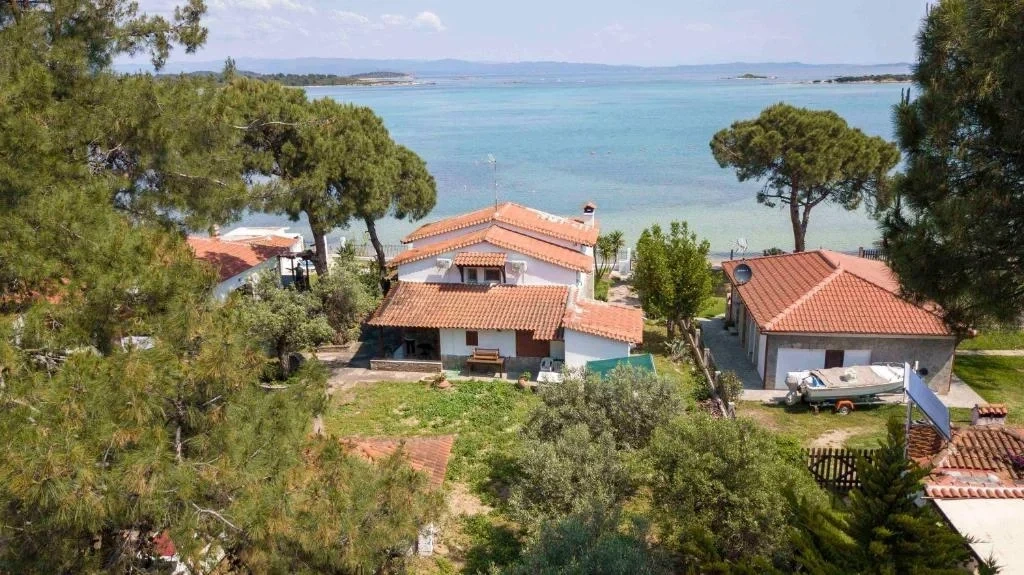 2 - vente maison pieds dans l'eau vourvourou macédoine centrale grèce