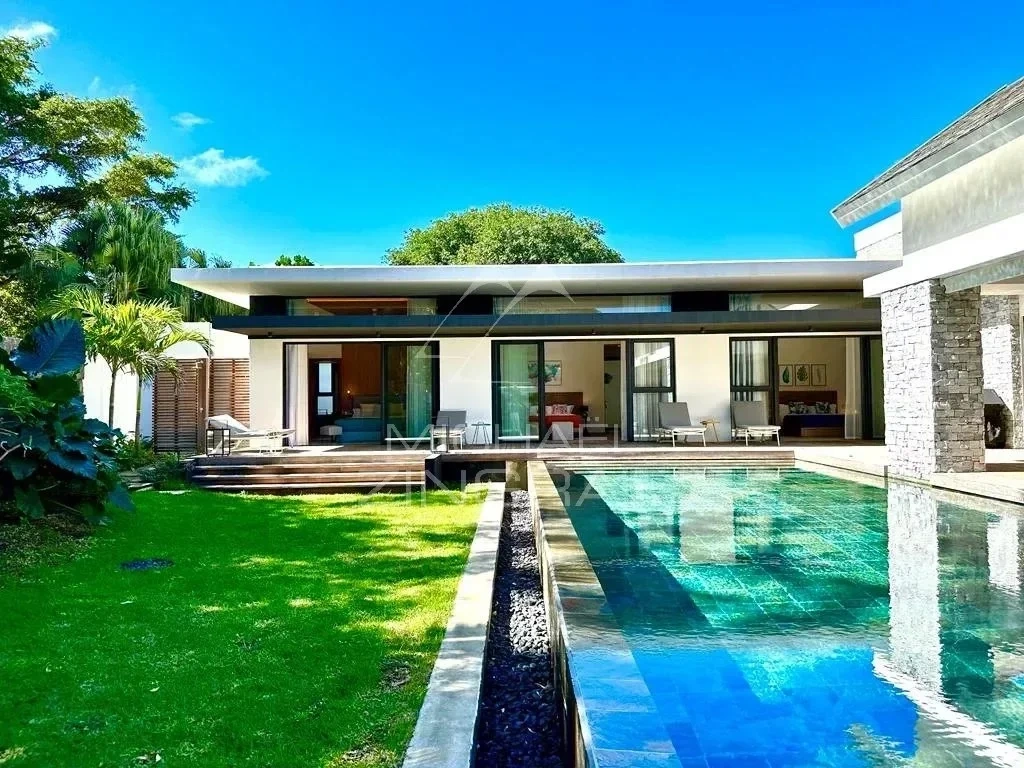 Maison pieds dans l'eau avec piscine