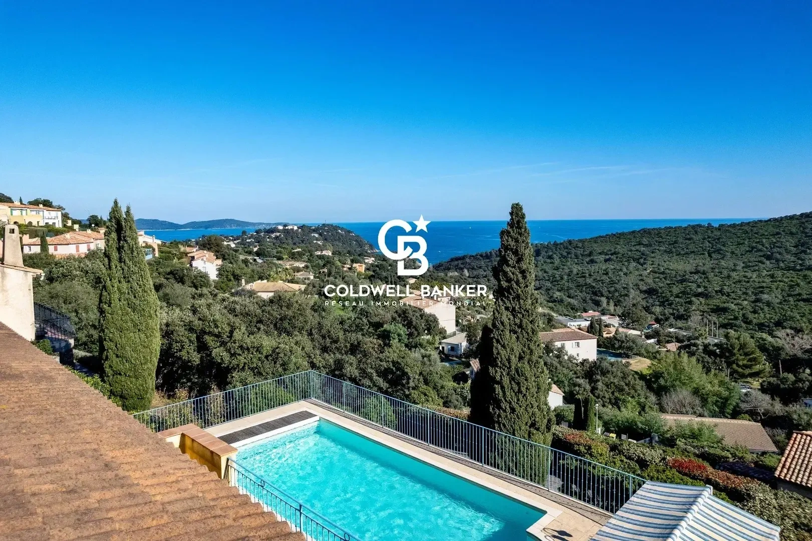 Casa vista al mar con piscina