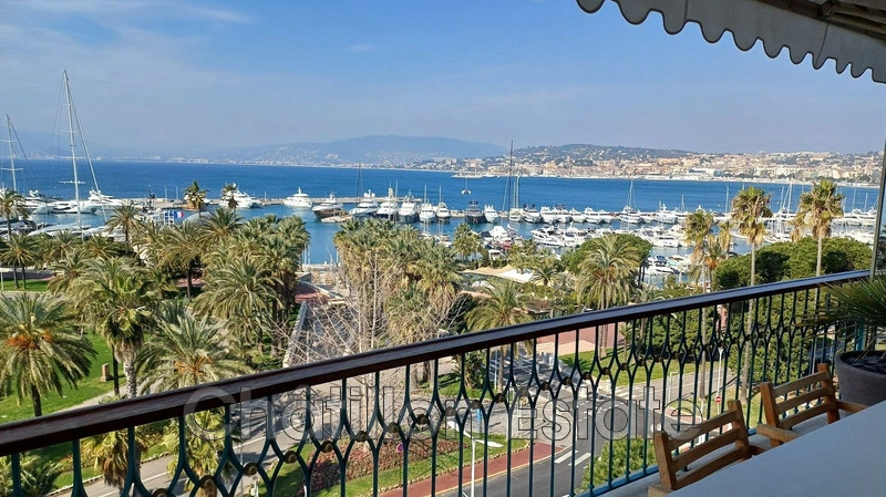 Apartamento vista al mar con terraza