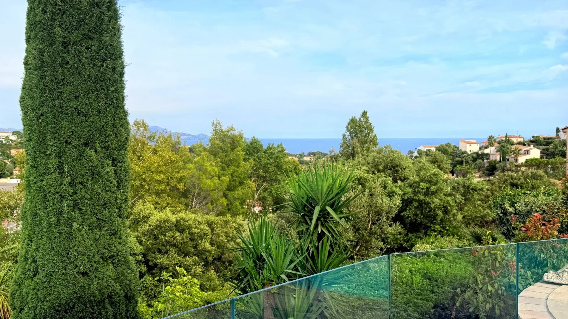2 - продажа villa вид моря лес иссамбрес вар франция