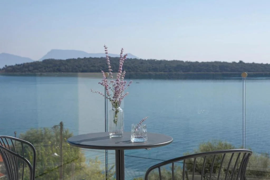 2 - vente maison pieds dans l'eau perigiálion îles ioniennes grèce