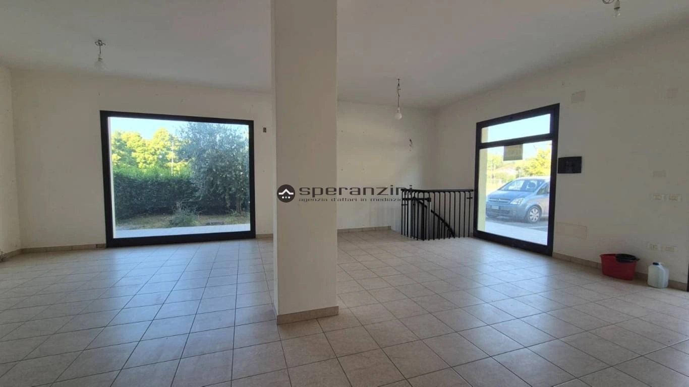 2 - продажа коммерция montefelcino марке италия
