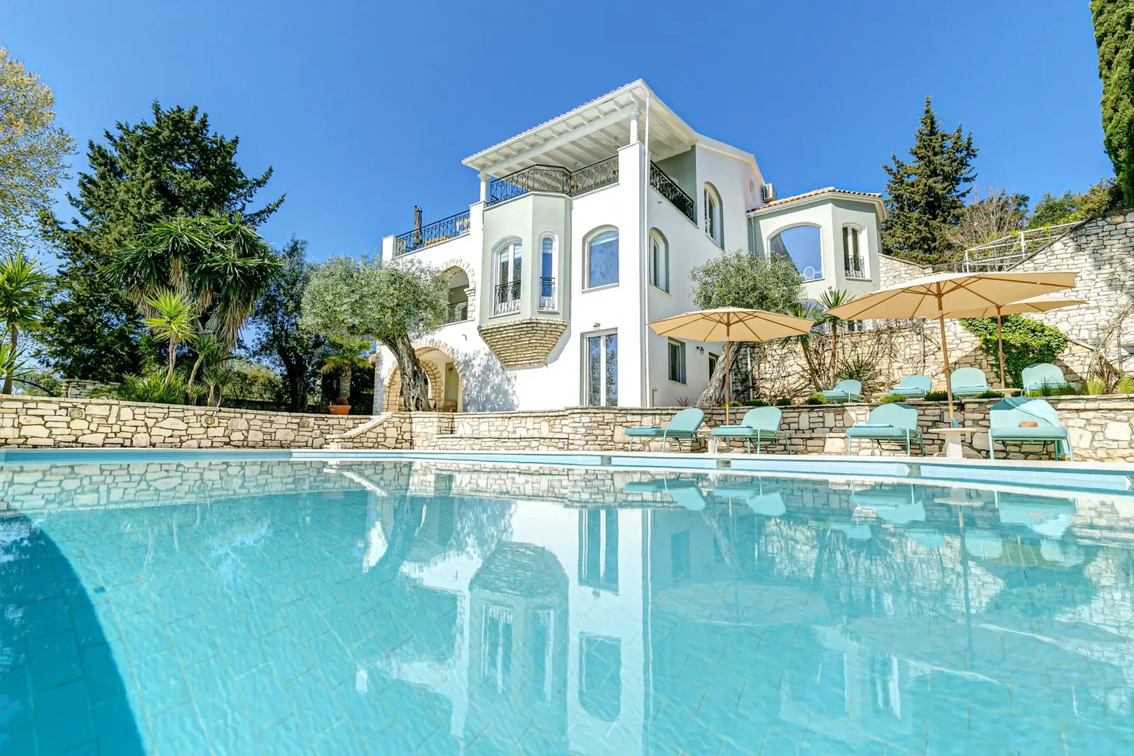 Casa vista de mar com piscina