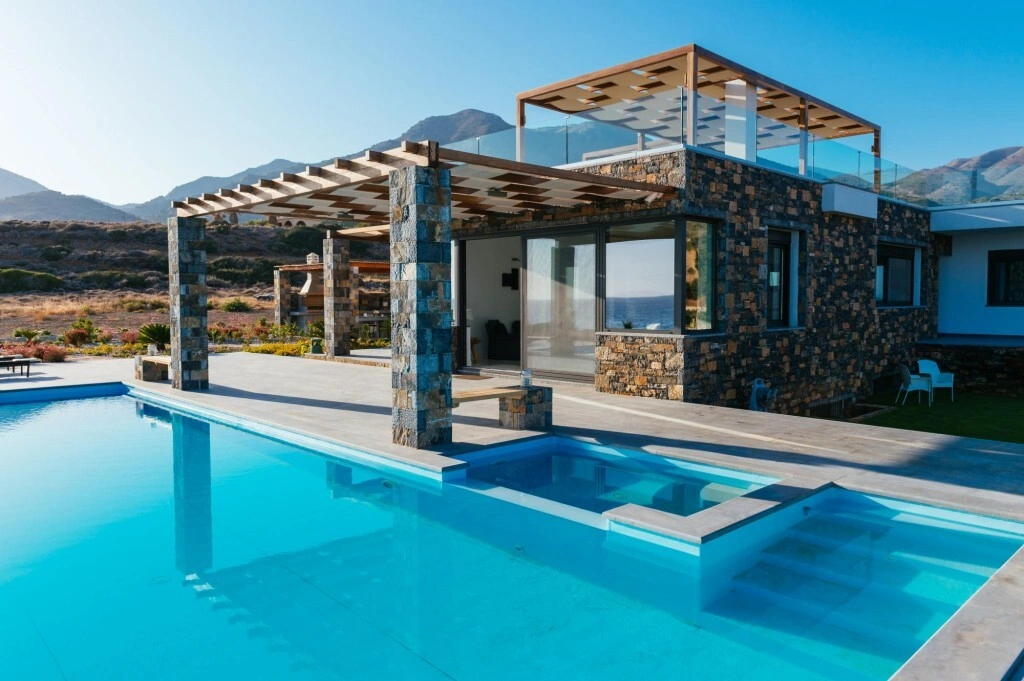 2 - vente maison pieds dans l'eau mókhlos crète grèce